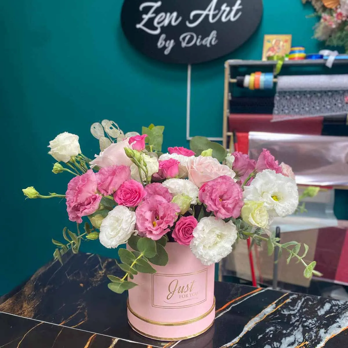 Bianco-Rosa, flori roz și albe în cutie